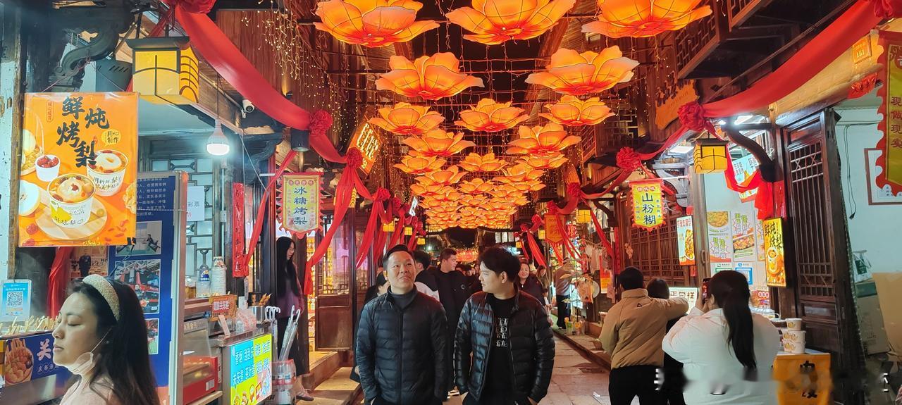 马年新春，台州市路桥区十里长街年味沸腾，成为全城最热闹的去处。古街上张灯结彩，红