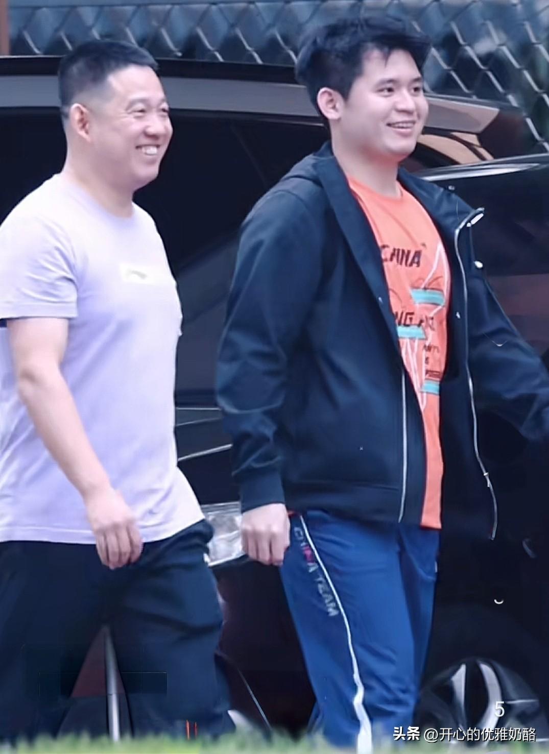 林诗栋和王建军下训，边说边笑很开心。
林诗栋终于有主管教练，尽管王建军是新任教练