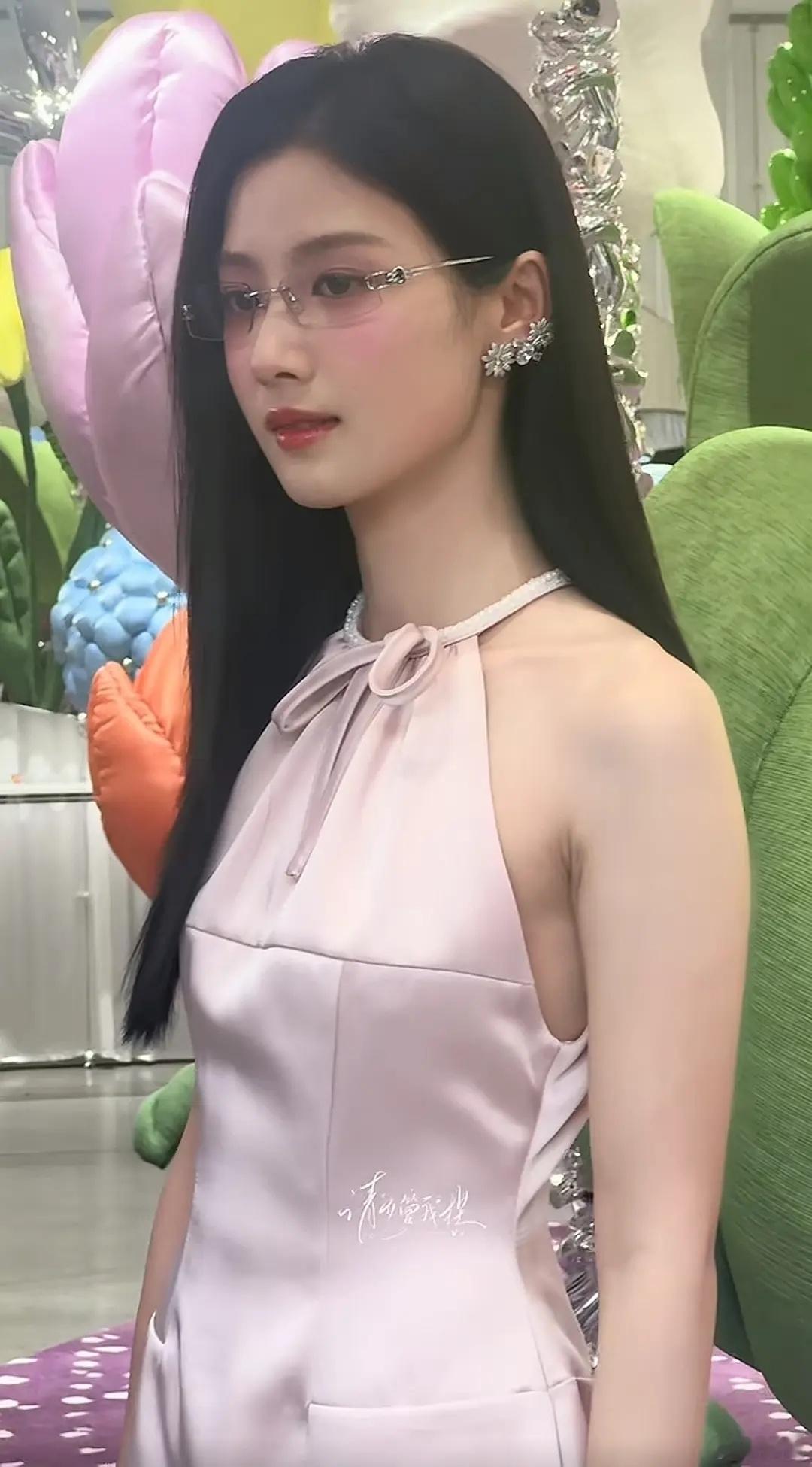 卢昱晓最近的风格变化好大呀但是很美腻！ 