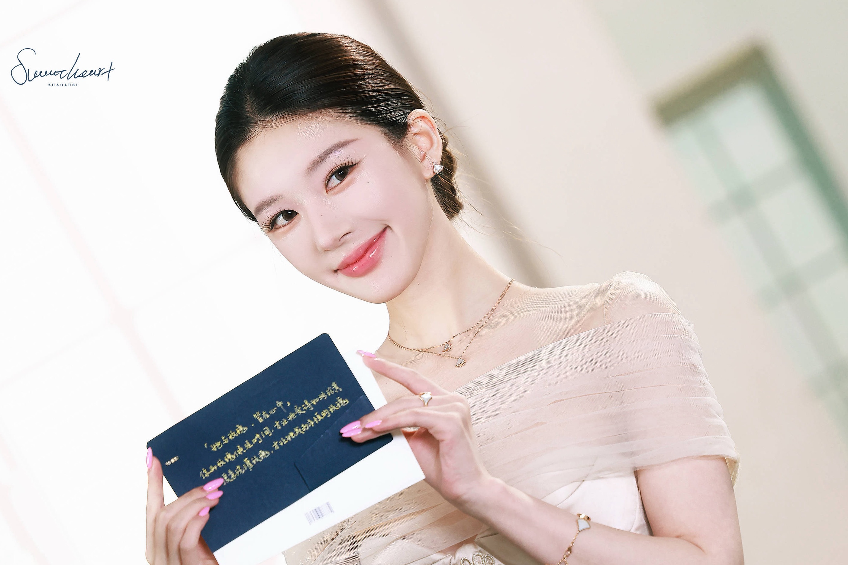 露思今日直播原图直截，高定配宝格丽…直播也一样高定自由，太美了…[捂嘴哭] ​​