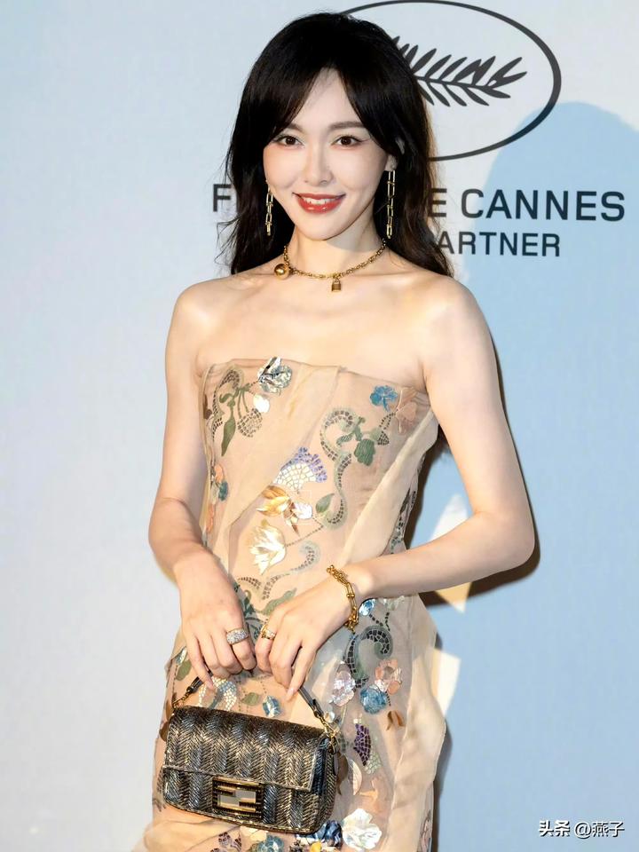 唐嫣巴黎欧莱雅品牌代言人，出席戛纳电影节晚宴 ！
身穿香槟色抹胸礼服简直美炸了，
