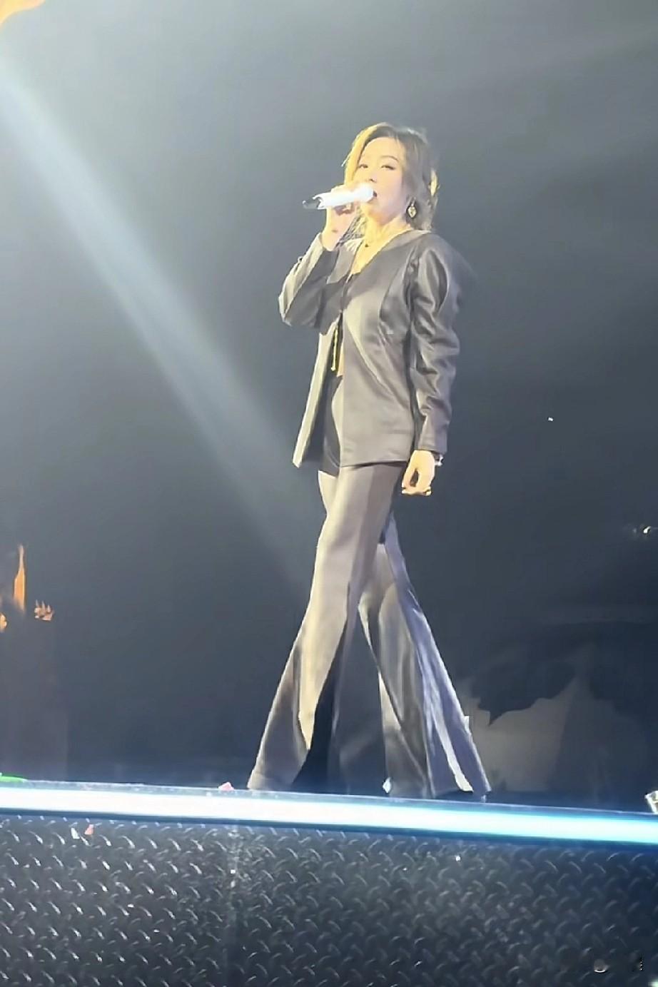 张靓颖唱歌