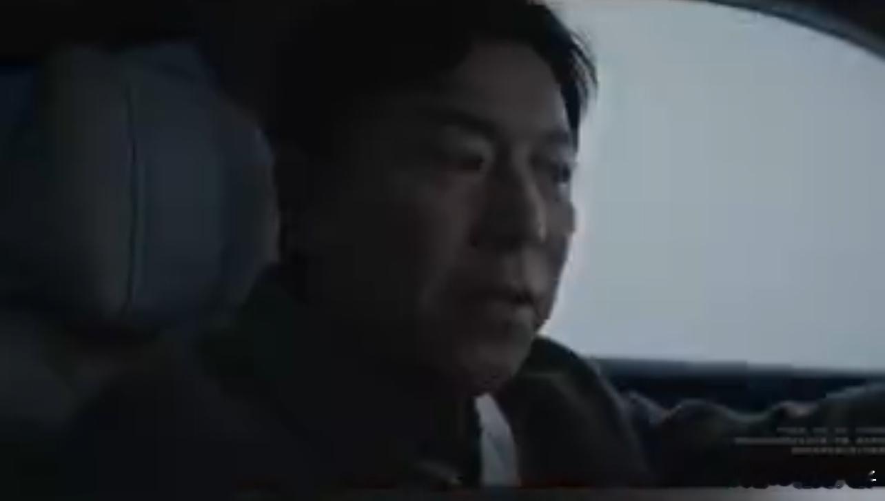 黄渤雾天开车避了一险又一险 大雾天别说黄渤了，黄飞鸿来了有些场景也反应不过来。看