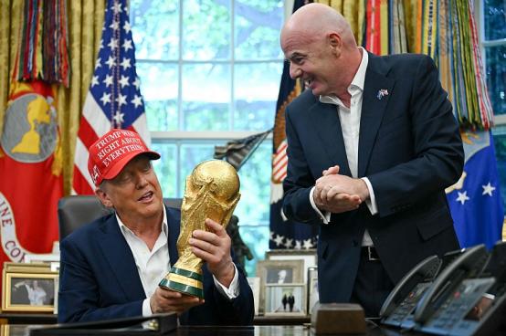 白宫终于官宣了！特朗普本周日要去纽约看世界杯决赛，还要亲手给冠军颁大力神杯——可
