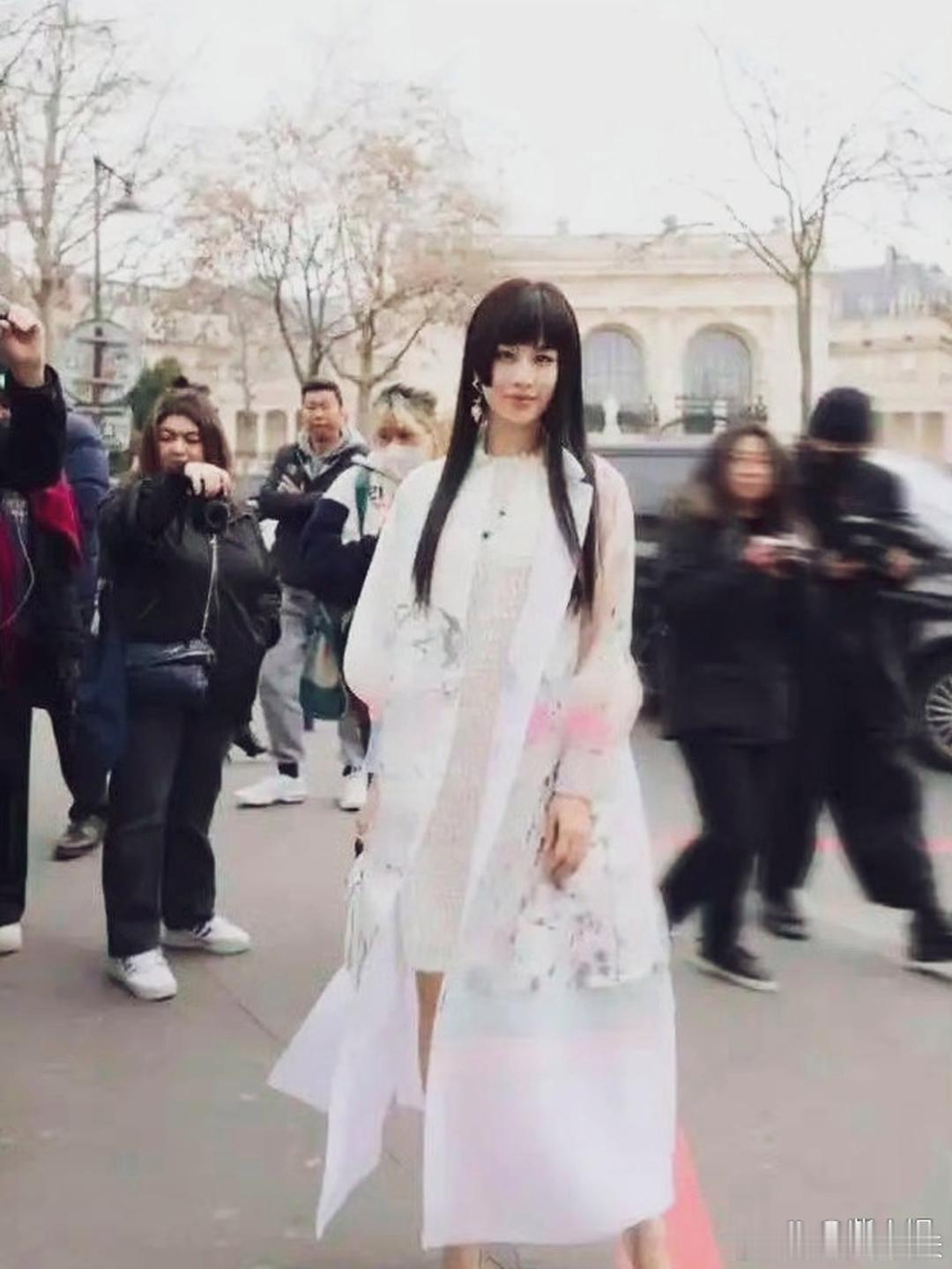 黄圣依这头发还真是特殊啊！ 