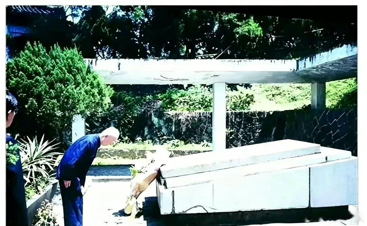 季羡林，被一些人捧得高高在上的所谓大师。1999年，他去台北，刚下飞机就手捧鲜花