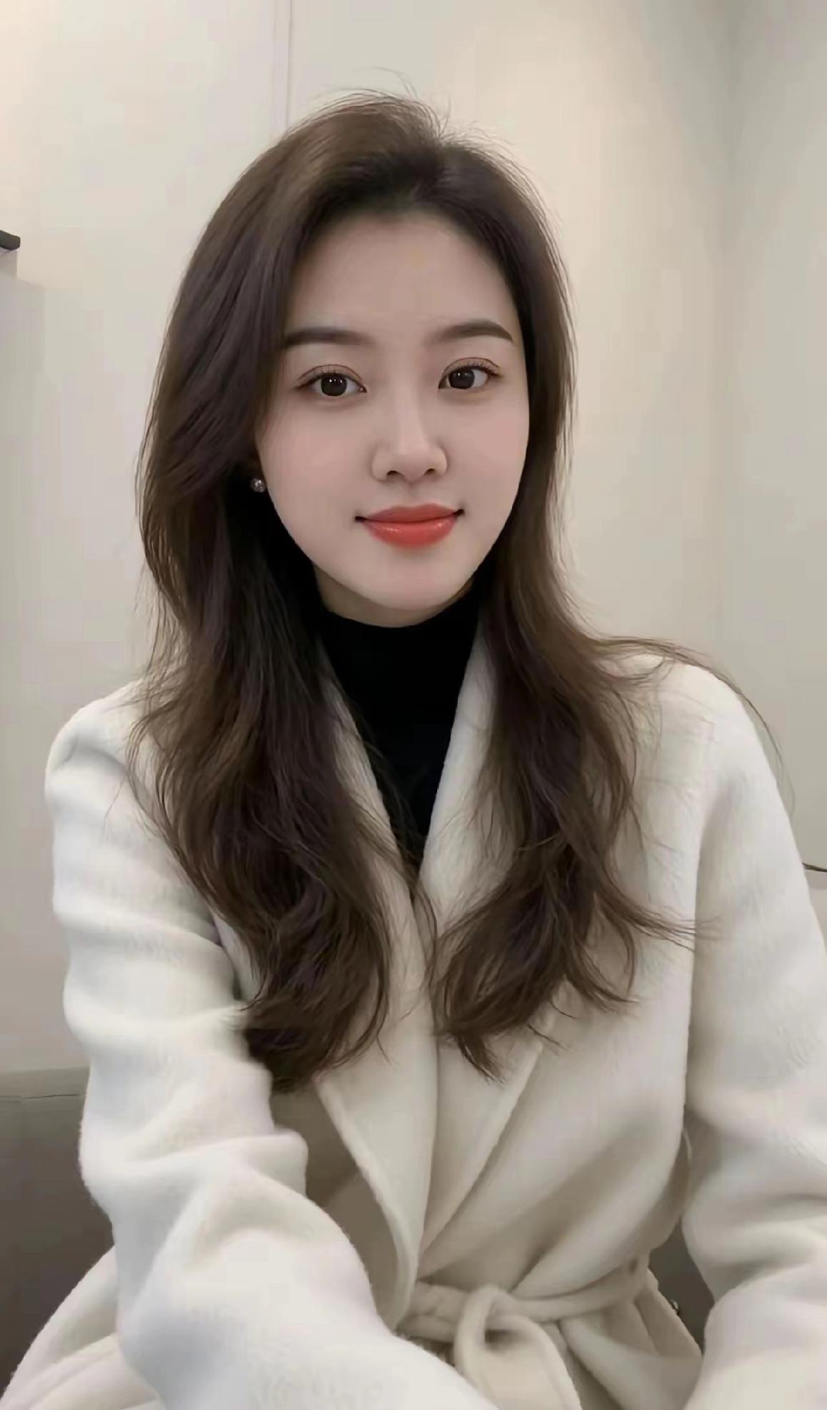 温柔气质穿搭，白色外套搭配黑色内搭，简约优雅。