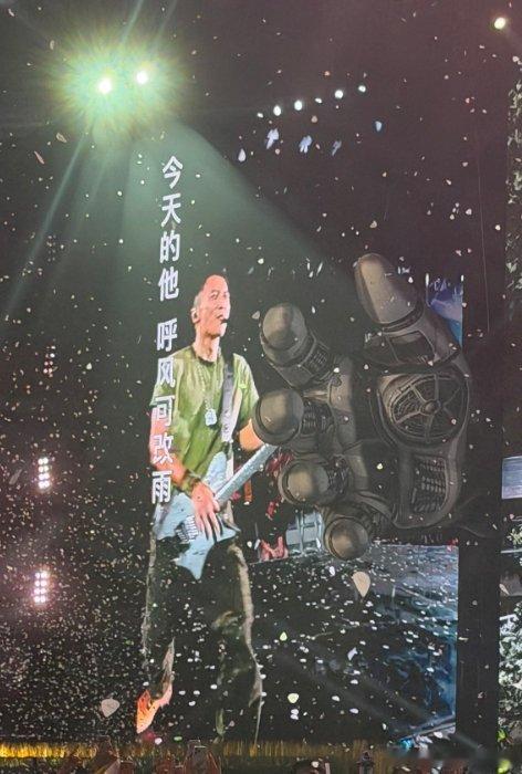 谢霆锋演唱会大屏像X展架 谢霆锋演唱会又贡献新梗！大屏造型被调侃像X展架，不过现