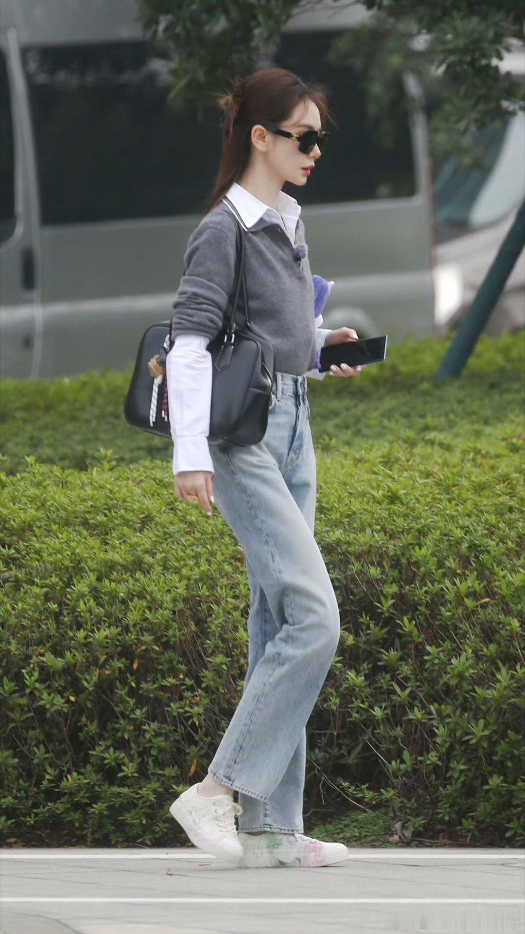 戚薇带小马宝莉上班  戚薇上班像走秀  戚哥的穿搭好清爽呀，上班穿这身好干练，带