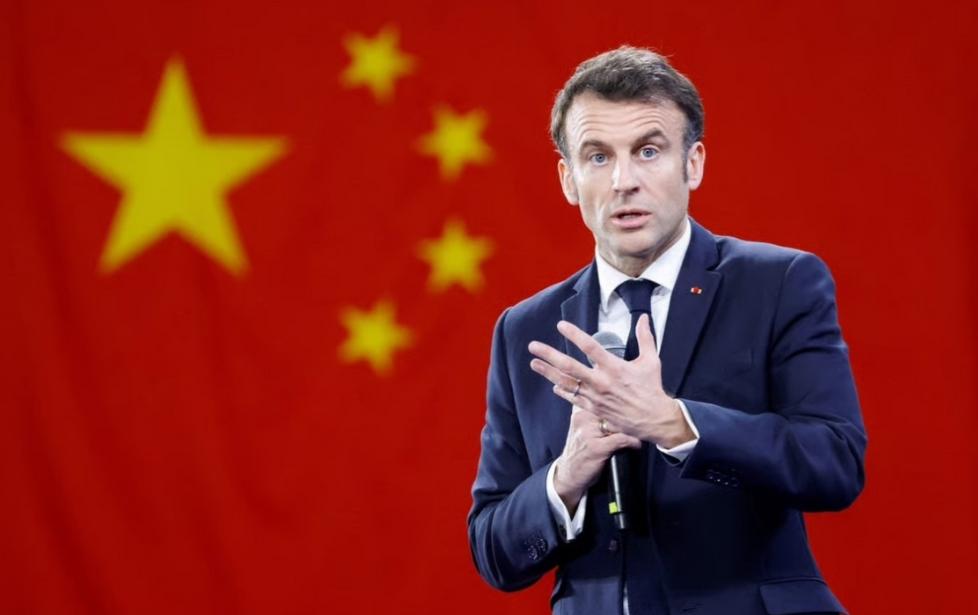 马克龙想来中国参加阅兵！眼瞅着美国连续三次解除对中国的限制，法国总统马克龙坐不住