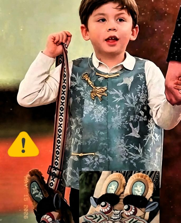 马斯克逛北京背非遗包，
狠狠打脸崇洋媚外！

马斯克带儿子逛北京，这一幕挺有意思