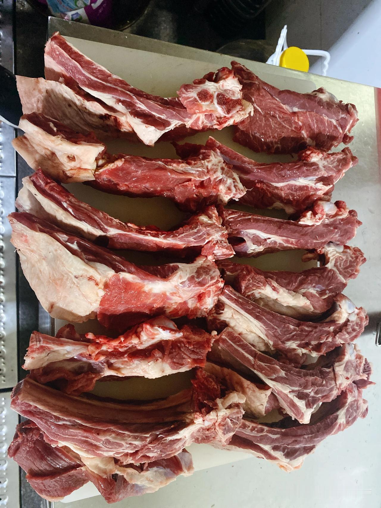 福建养生药膳牛排汤，吃起来味道嘎嘎香
新鲜的带骨牛排，放入十几种药膳大火炖的软烂