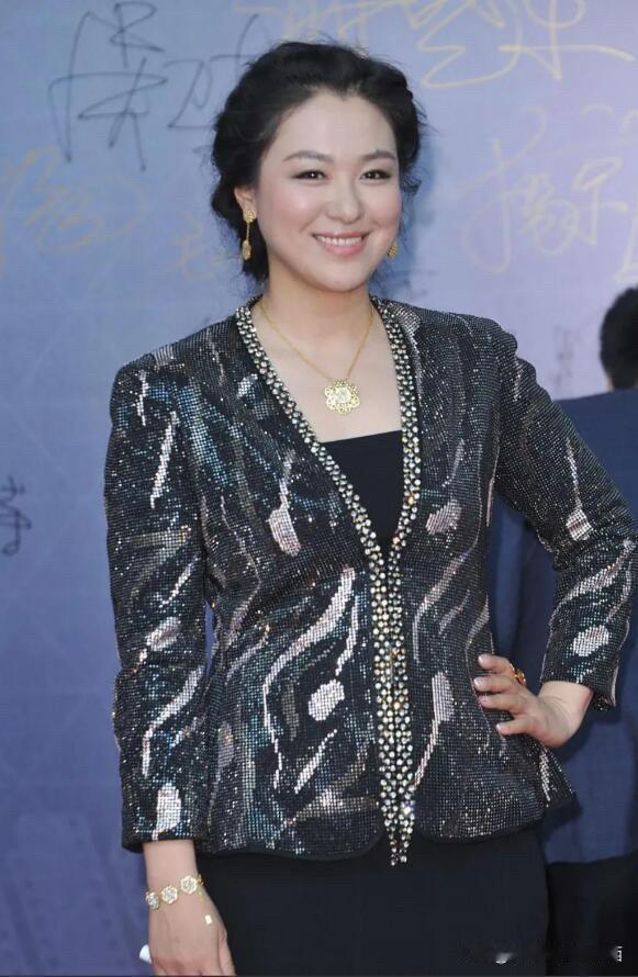 很多人欣赏不来她的美，觉得到中年之后的她发福不好看，其实我觉得这样挺好的，女人还