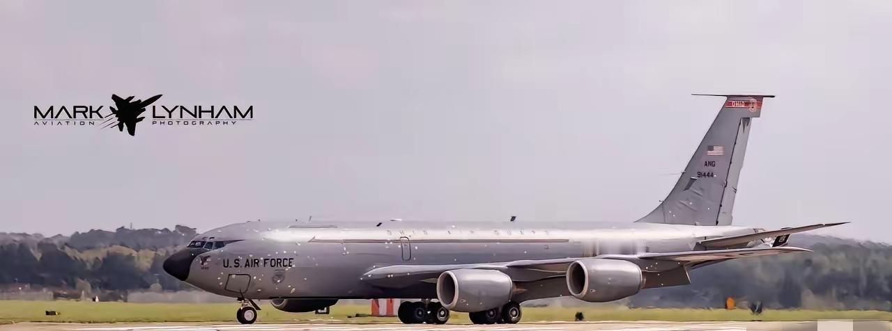 瞧瞧这架撤防中东的美国空军KC - 135加油机，机身那密密麻麻的弹孔补丁，简直