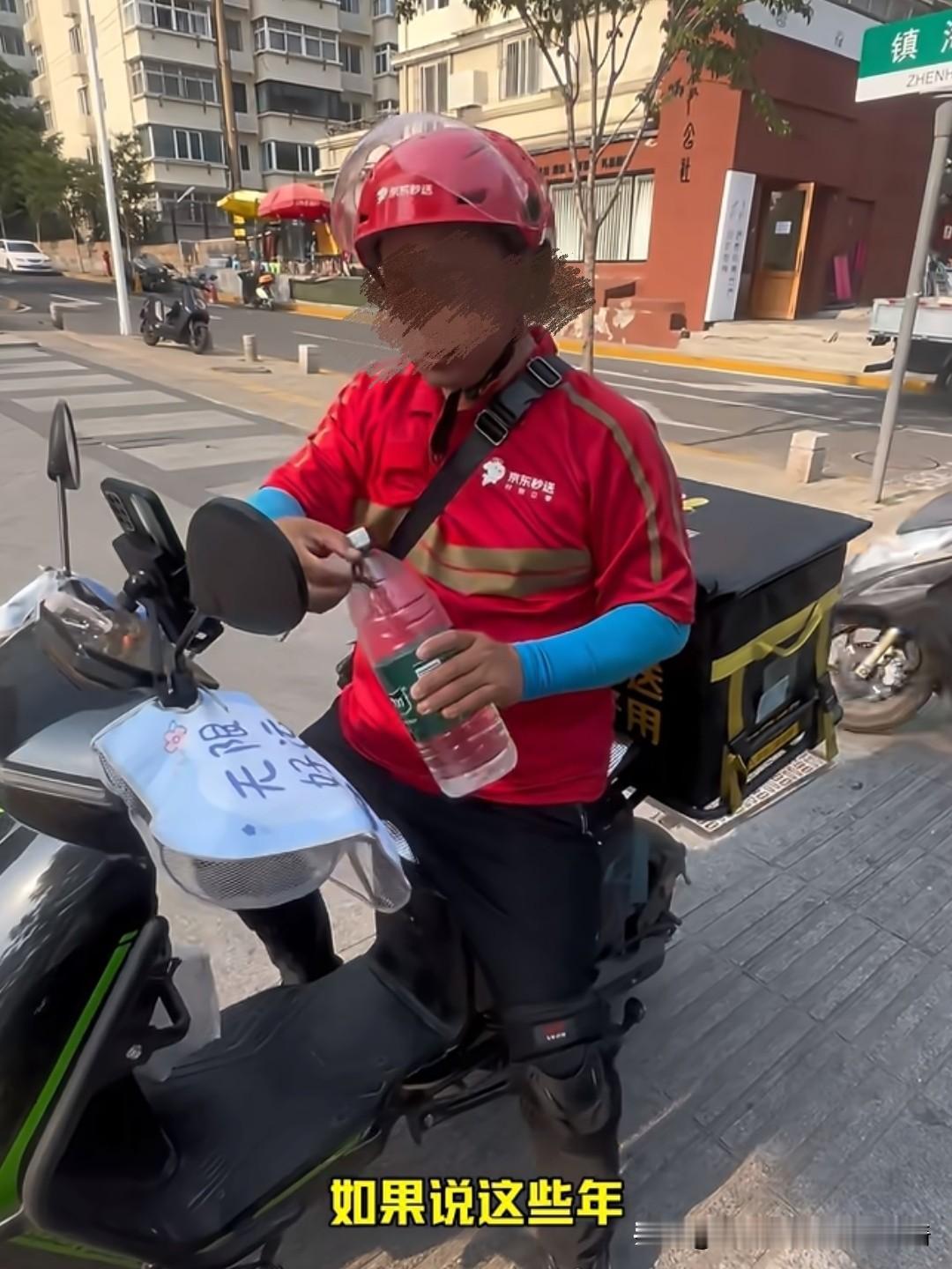 京东外卖这波操作
真的把“脱裤子放屁”玩明白了！
当面递完外卖还得给顾客打电话确