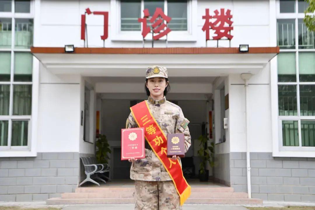 虎父无娇女！中国好人父亲+三等功女兵女儿，一年双誉续写军旅家风
 
邓娜娜是第7