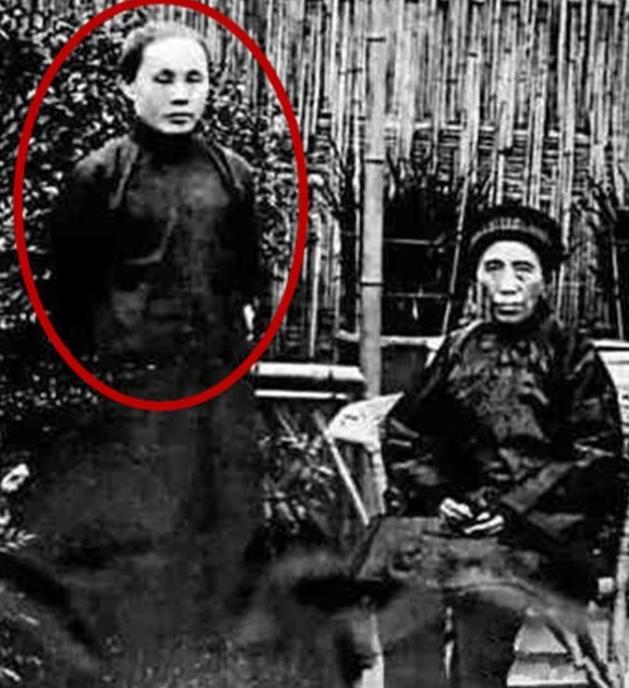 1912年，新婚之夜，郭沫若见新娘子太丑而愤怒离去，拒绝洞房。就在他转身要走的时