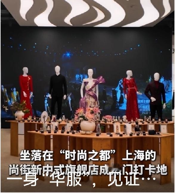 老外上海游新版本:最近来上海的老外确实流行**“外滩+豫园→定制西装/旗袍→配眼