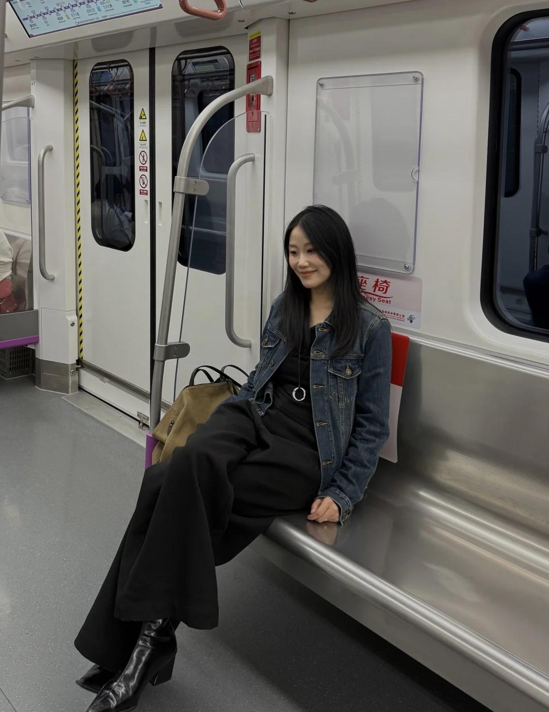 已经到站了，就要
落车
到了分别的时候
期待下一站
我们都在奔赴不同的人生了
短