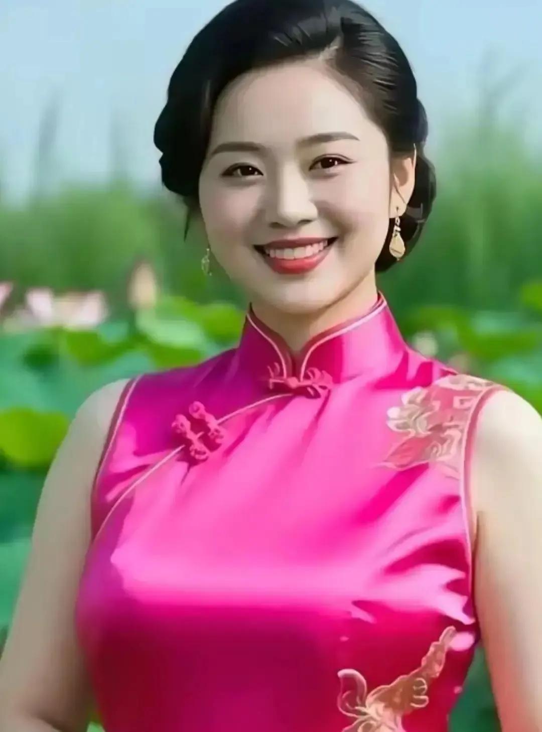 旗袍可是展现女性韵味的神器，搭配好了简直美炸。发型上，盘发就很适配，像复古的发髻