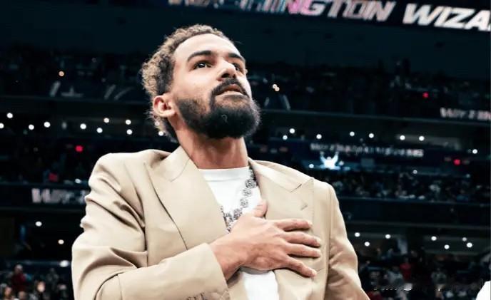 记者Shams在个人社媒上报道了有关奇才球员特雷杨的伤病情况，详情如下：

“据