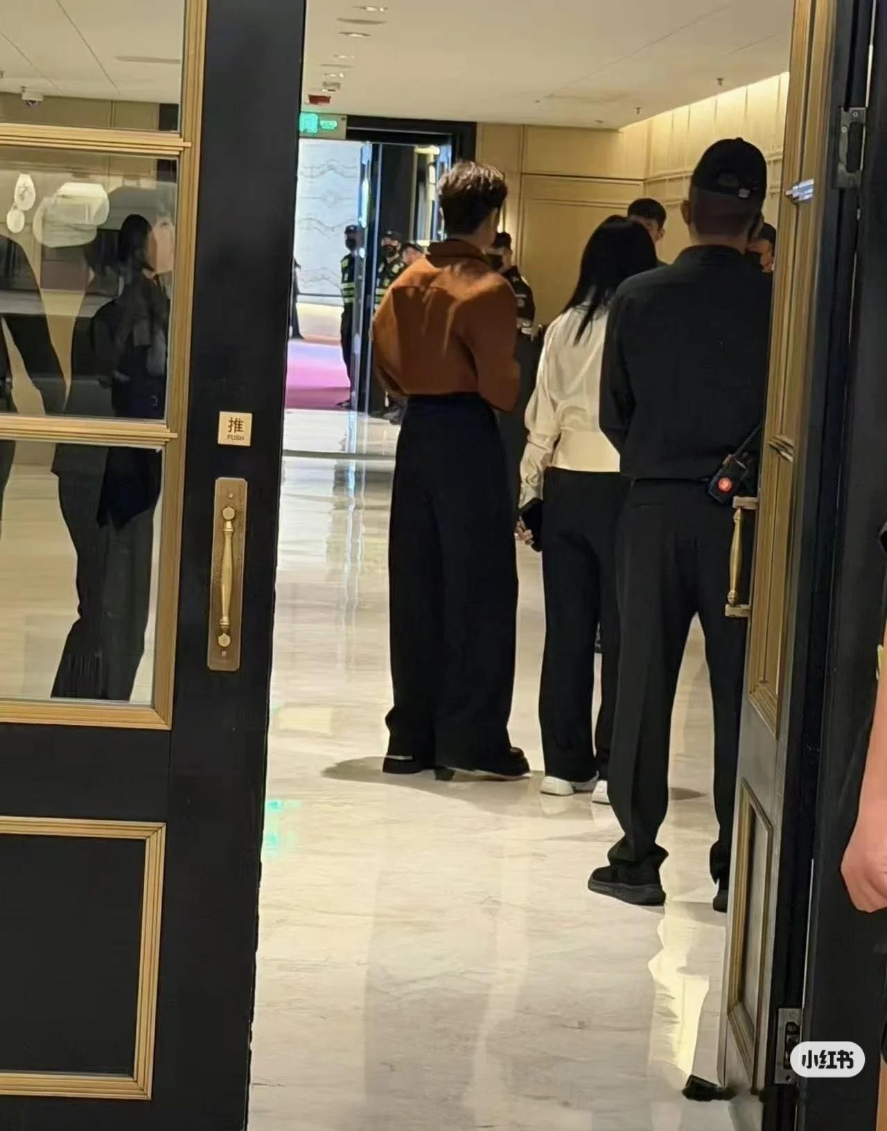 任嘉伦的身材比例也太绝了   欧巴的大长腿迷晕我了任嘉伦