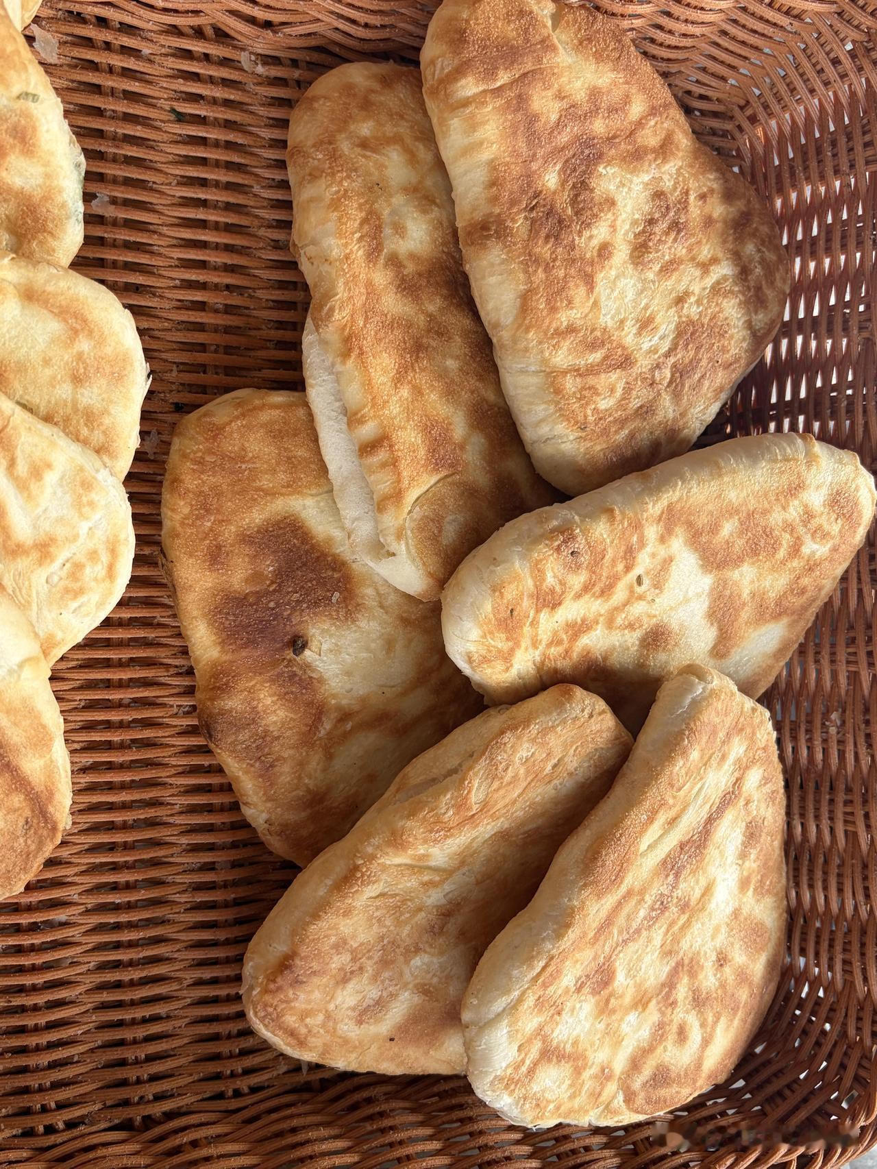 馍山馍海，火烧夹一切，一方碳水养一方人，一饼夹万物！

在这充满烟火气的街头巷尾