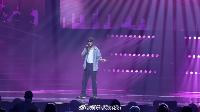 肖战湾区升明月晚会彩排图肖战立麦唱整晚的音乐 湾区升明月晚会彩排图来了，还记得去