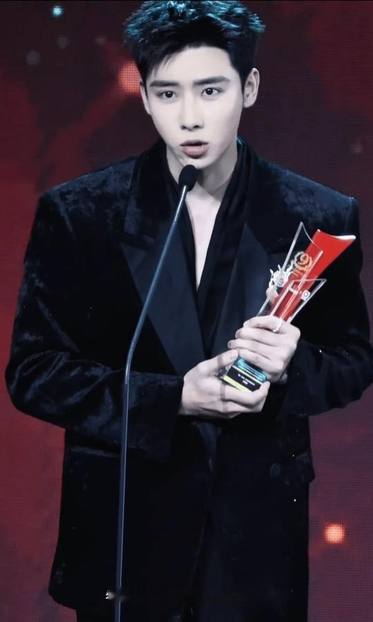 代高政这段发言格局打开了 代高政在泰国颁奖礼的发言，直接把格局拉到最大！谈吐间的