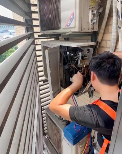 南京38℃高温天，一名空调维修师傅忙完活后，做了一个很普通的动作，却让不少人心里