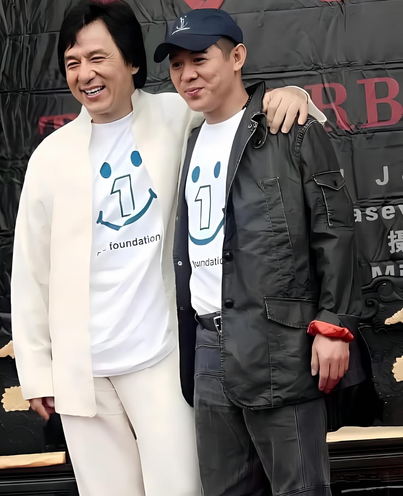 成龙与李连杰都是国际功夫巨星，他俩将中国功夫带到好莱坞电影中，深受国内外观众的喜