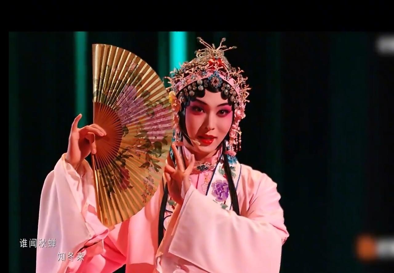 睁开眼睛，我就开始一遍遍回看《在梅边》……

唐九洲的扮相：水裙轻舞，朱唇轻启，