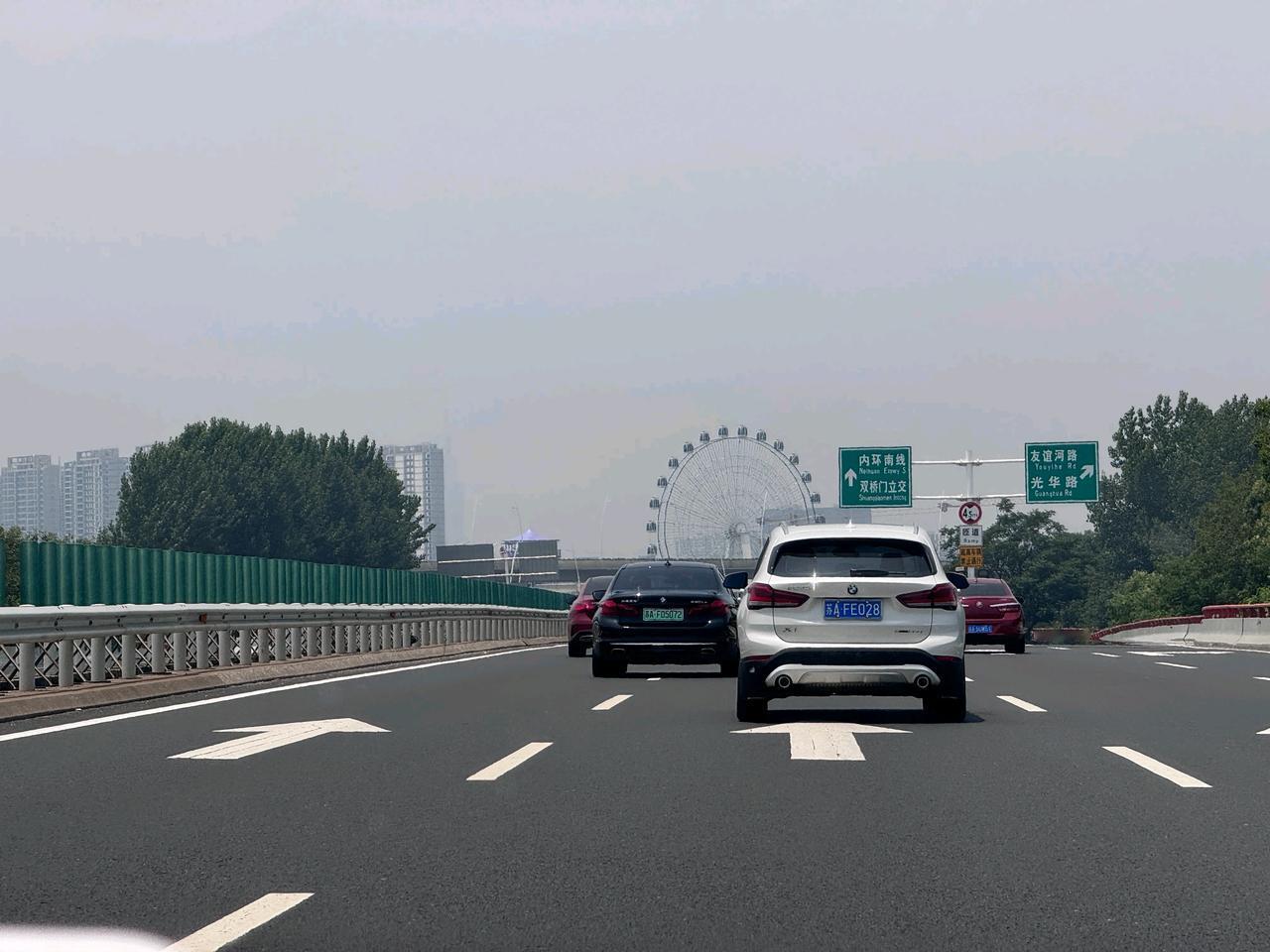 今天昆山这天吧，昨天天气预报说要下雨，可它又没下就是阴沉沉的，风还不小，吹得人凉