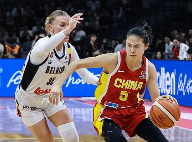 中国女篮全场三分球16投3中，命中率只有18.8%；比利时女篮在三分线外35投1