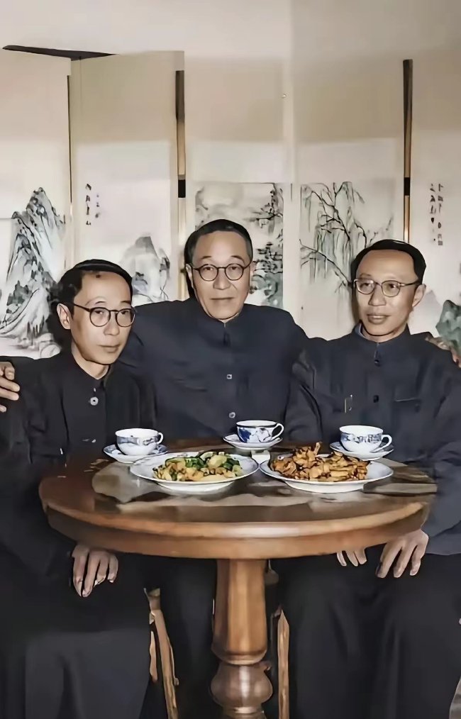 六十年代初北京，一张十分罕见的家族老照片。​​溥杰获得特赦回到北京之后，溥仪便和