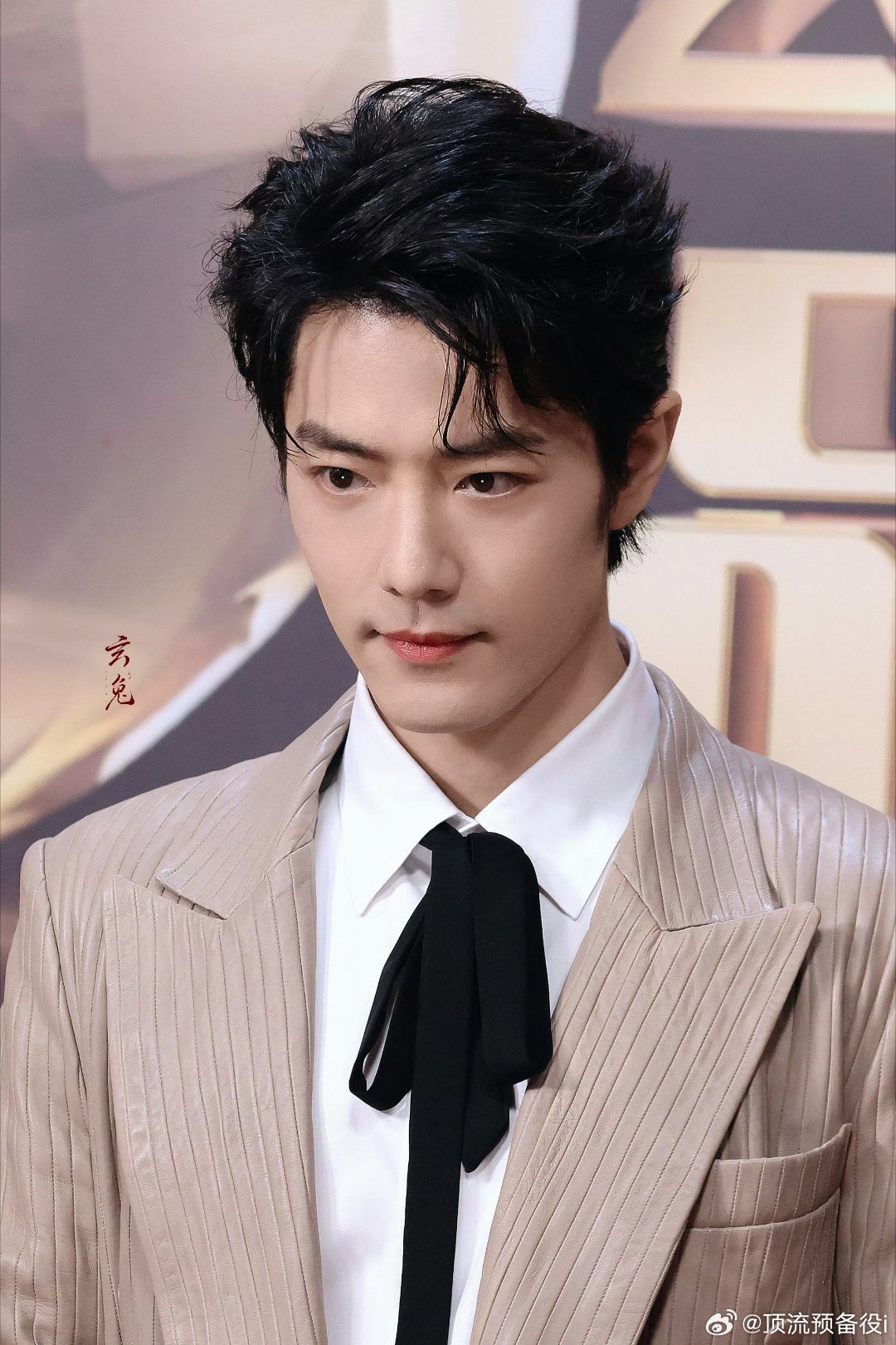 肖战红毯等马 这个肖战就这样一出现都要惊艳所有人！ 