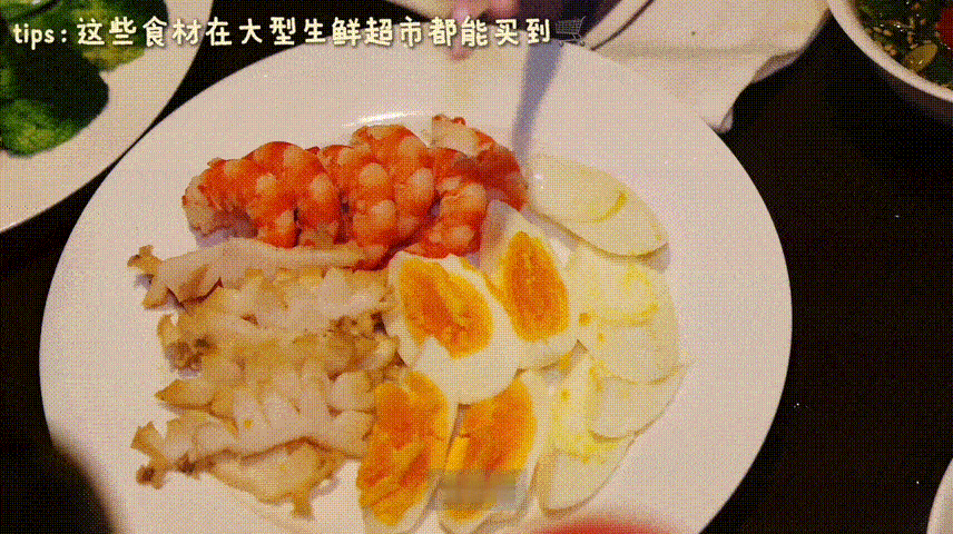 关晓彤一看就是老吃家了关晓彤这波美食分享太接地气，这款万能蘸料出自妈妈之手，适配