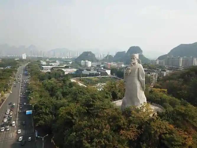 一个被贬职的落魄老干部，凭什么让全城老百姓死心塌地爱了他一千两百多年？这事就真实