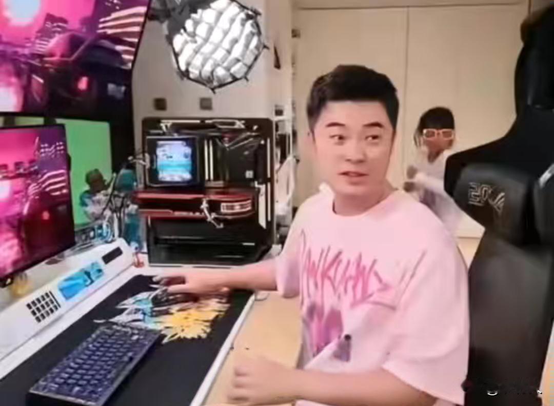 陈赫是真的不差钱，电竞房开门就是一地一墙的鞋。满满一面墙的珍藏球鞋整齐摆放，普通