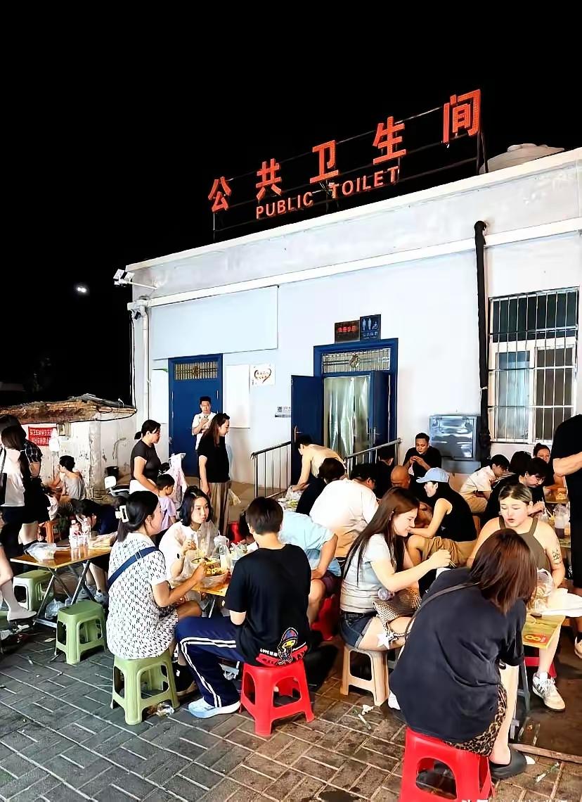 饭店开到公共厕所边，外行人都说是脑回路，如此肮脏的环境怎么能心思坐下来吃饭，事实