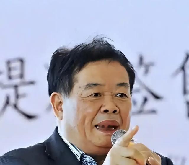 1990年，一个名牌大学生到 福耀公司 求职，50多岁的 曹德旺 看了他的简历，