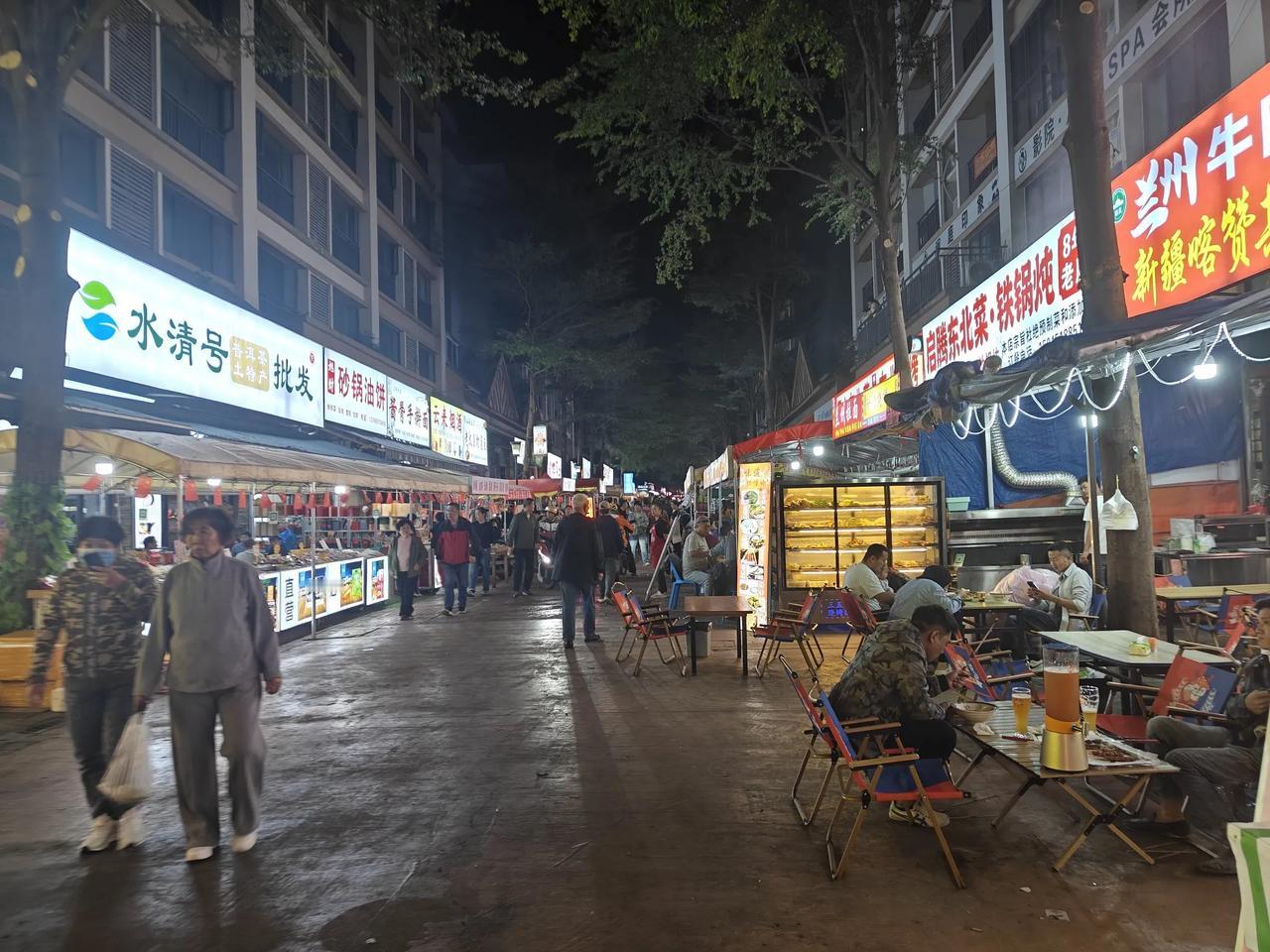 此刻是凌晨5点，西双版纳景洪室外温度是12℃，今天白天最高气温是27℃。
现在家