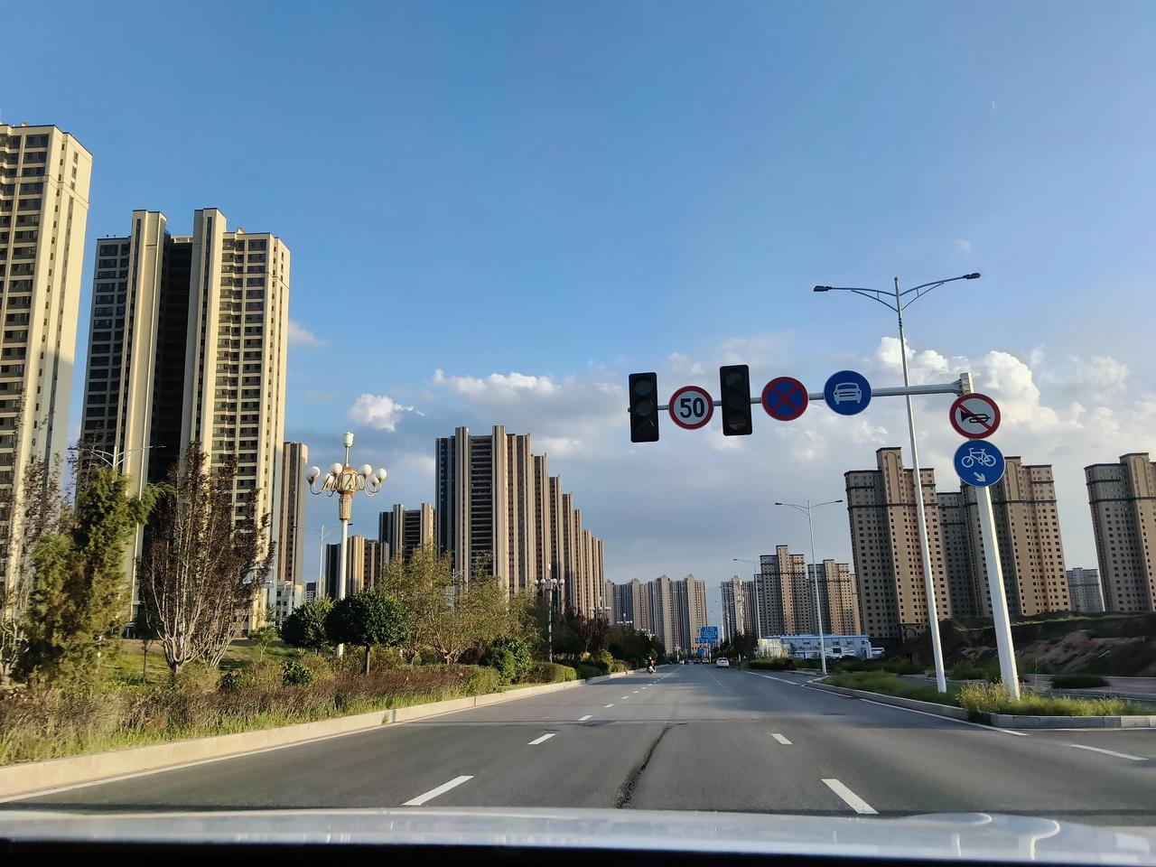 秋日生活打卡季看着今天兰州的天气特别好吃完晚饭大概就是7点钟的样子，就开车出来去