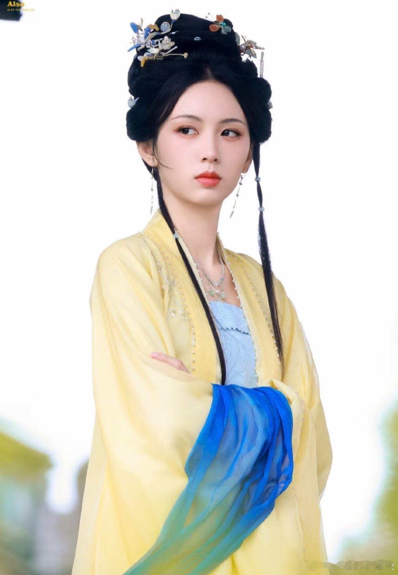 《表妹万福》和《一瓯春》发型思路是一样的，都是俩小辫子➕脑后低马尾，周也这个八字