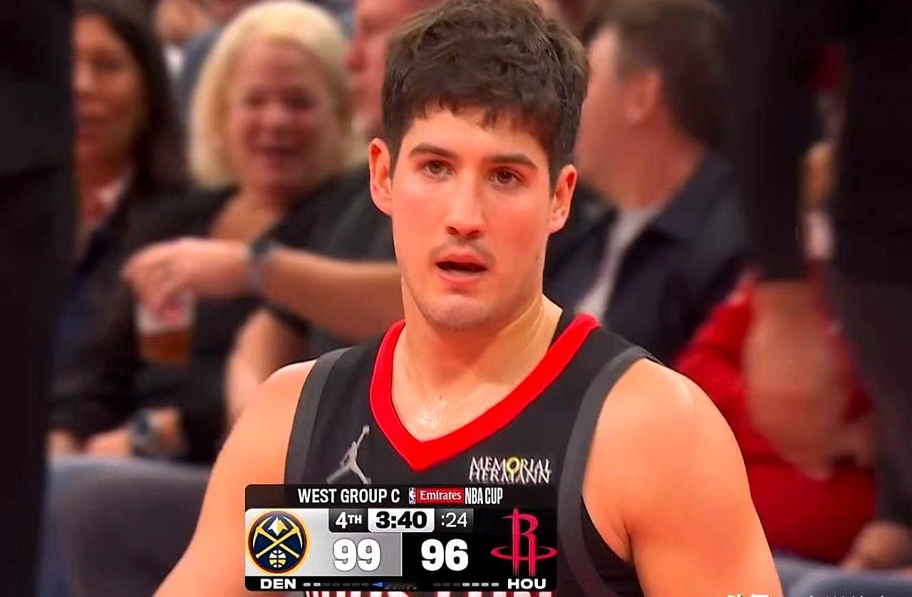 火箭不敌掘金，看完比赛我发现了三个无争的事实。
 

乌度卡那套五大阵容真是坑，