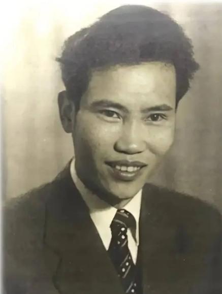 他3岁丧母，4岁被通缉，8岁被关大狱，10岁沦为乞丐爬行十多公里，四十年后却两次