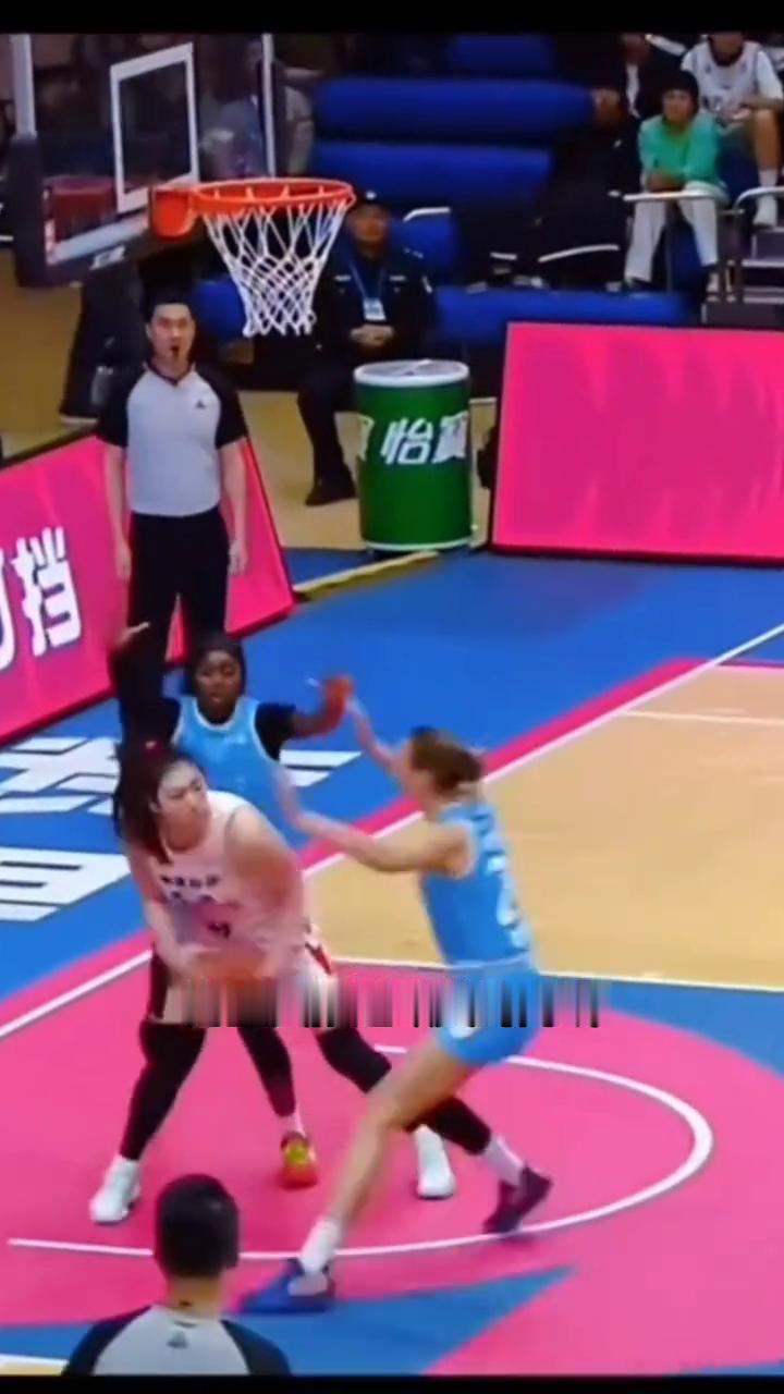 终结效率。
为什么李梦被称作壮如牛？核心在于李梦一米八二的身高和76kg的体重，