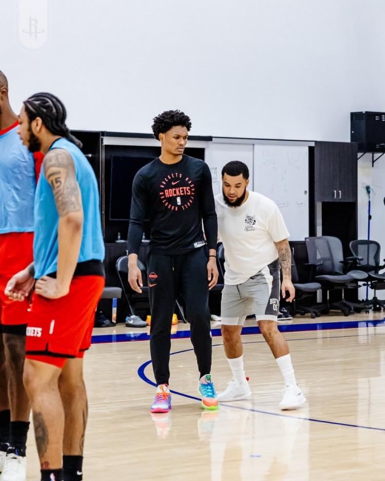 缺少一位好用的控球后卫是火箭队现在最大的短板，相信火箭队管理层也知道这个问题所在