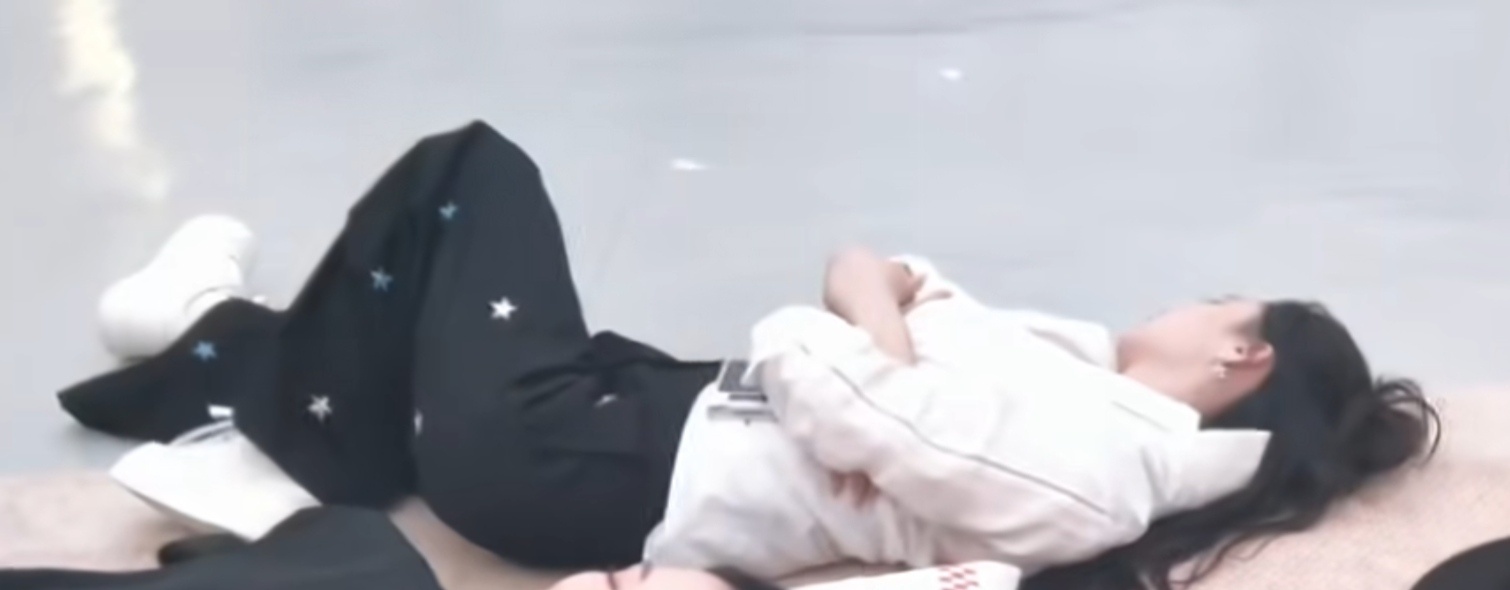 美味的侧脸清晰的下颚线还有小翘臀（× 孩子这个睡姿好想抱抱她啊。。🤧 