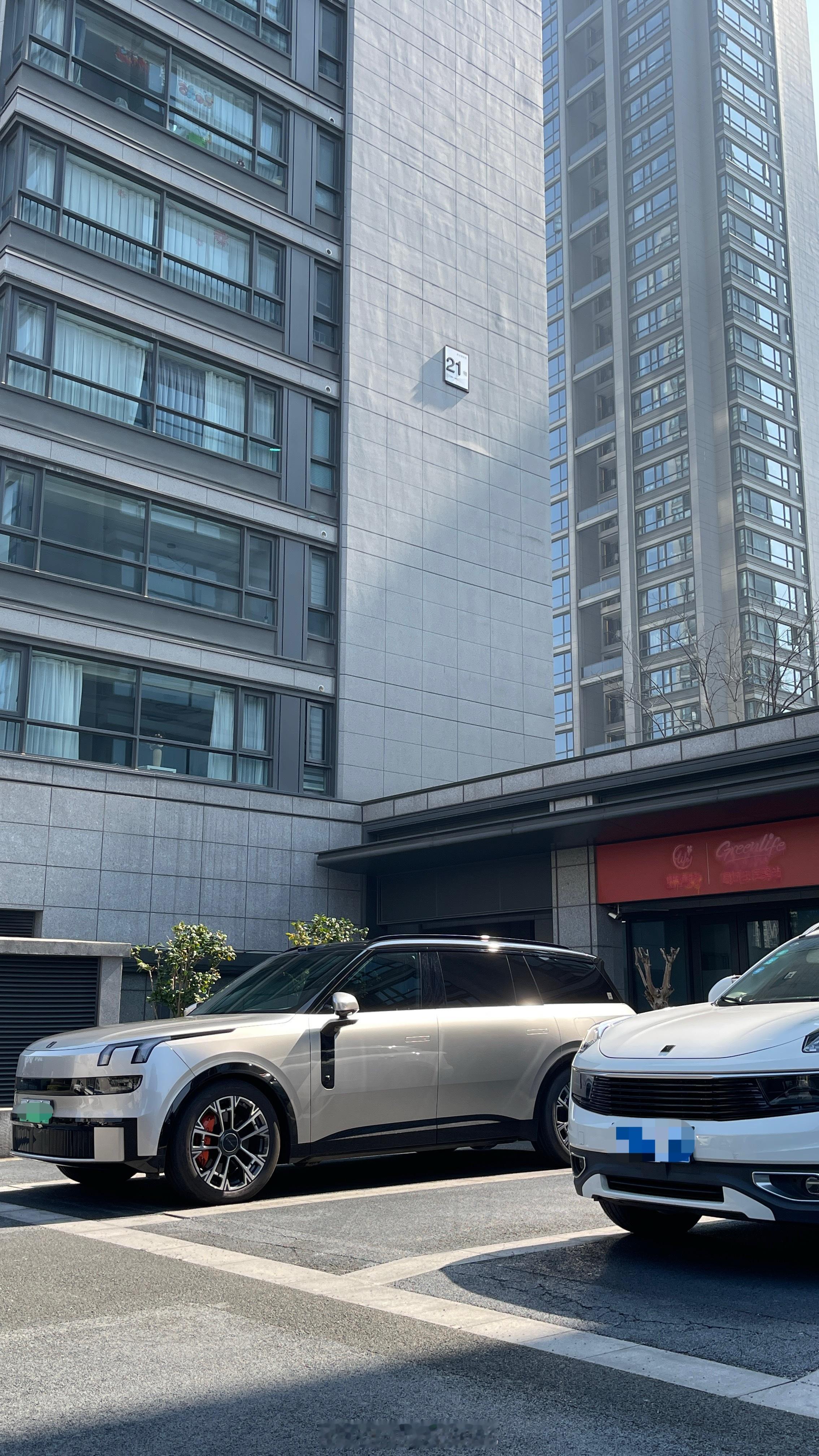 来接一位美女朋友顺路带回浙J，约好10点半出发结果因为她闹钟没响等到现在等人的时